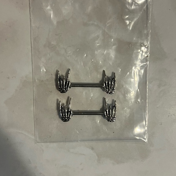 Skeleton hands nipple rings - Picture 2 of 3